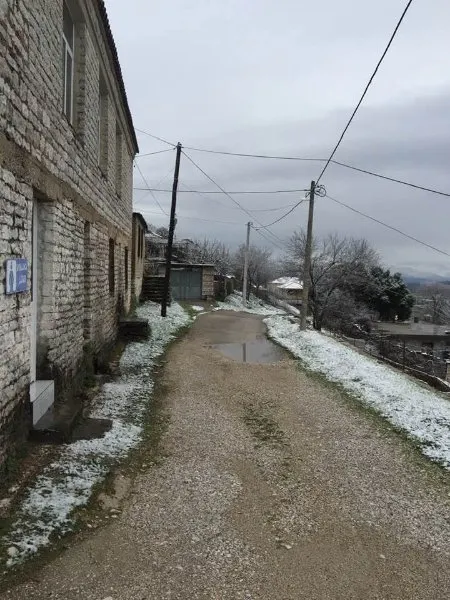 Κεντρικός δρόμο με είσοδος στην πλατεία του χωριού