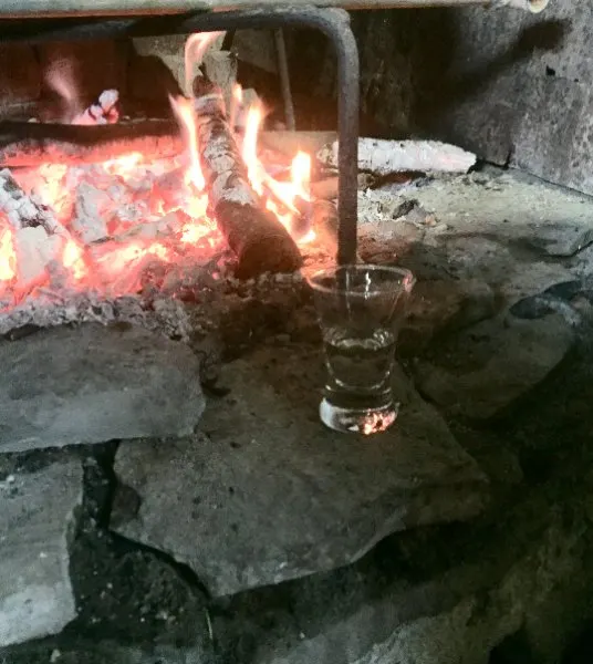 Παραδοσιακό καζάνι και υπέροχω τσίπουρο Λιούγκαρης