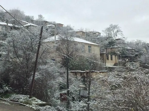 Χιονισμένη Λέσχη στο κέντρο του χωριού